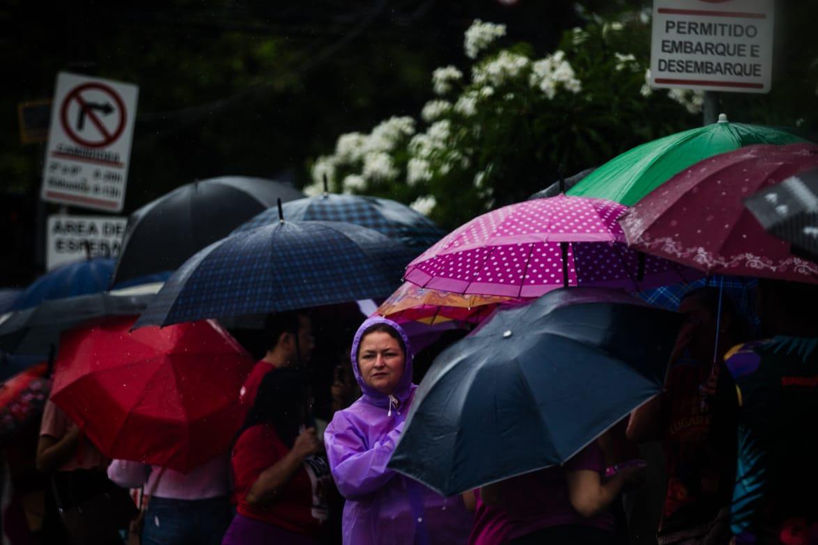 Várias pessoas com guarda-chuvas em Fortaleza