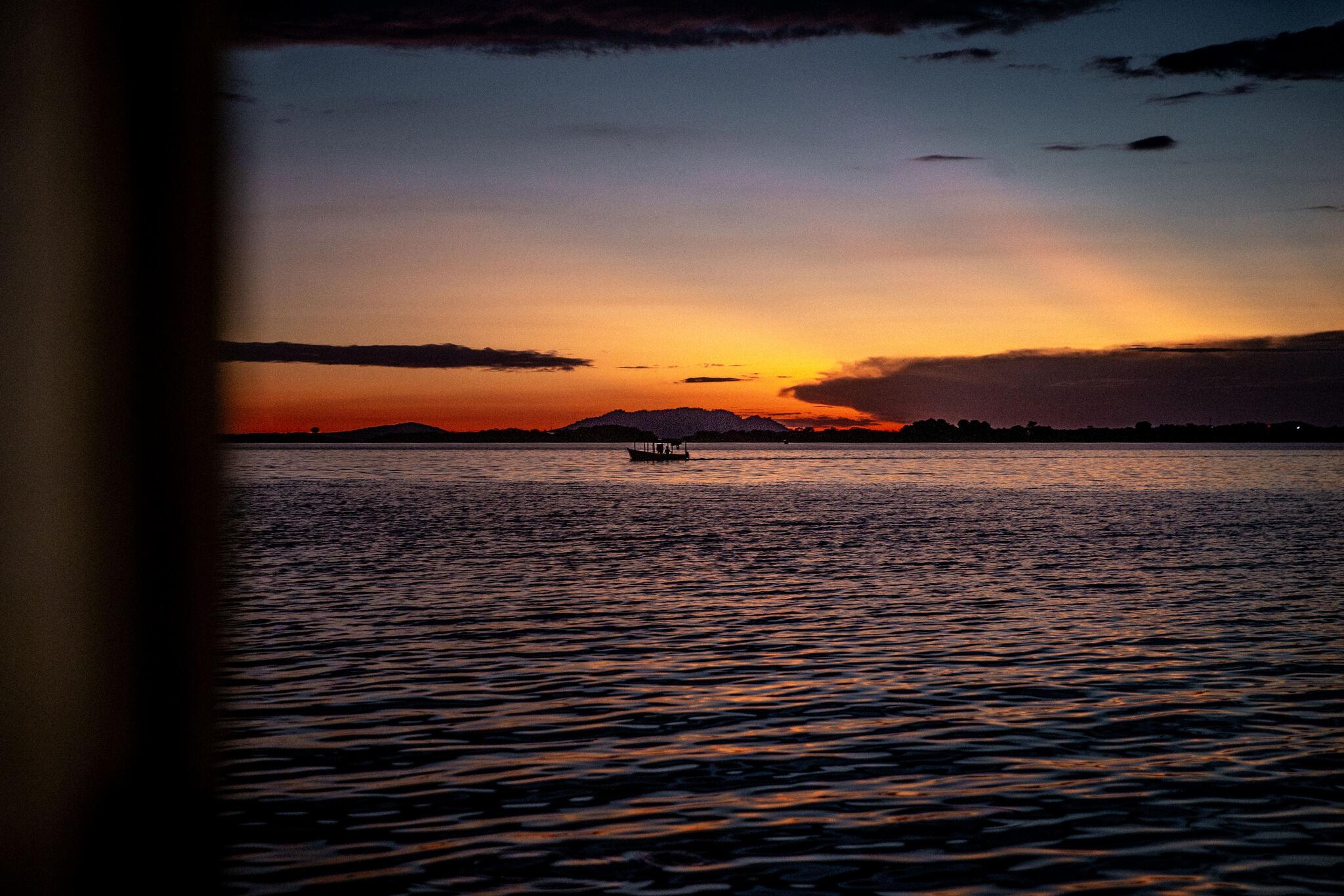 Paisagem do açude Orós ao pôr-do-sol