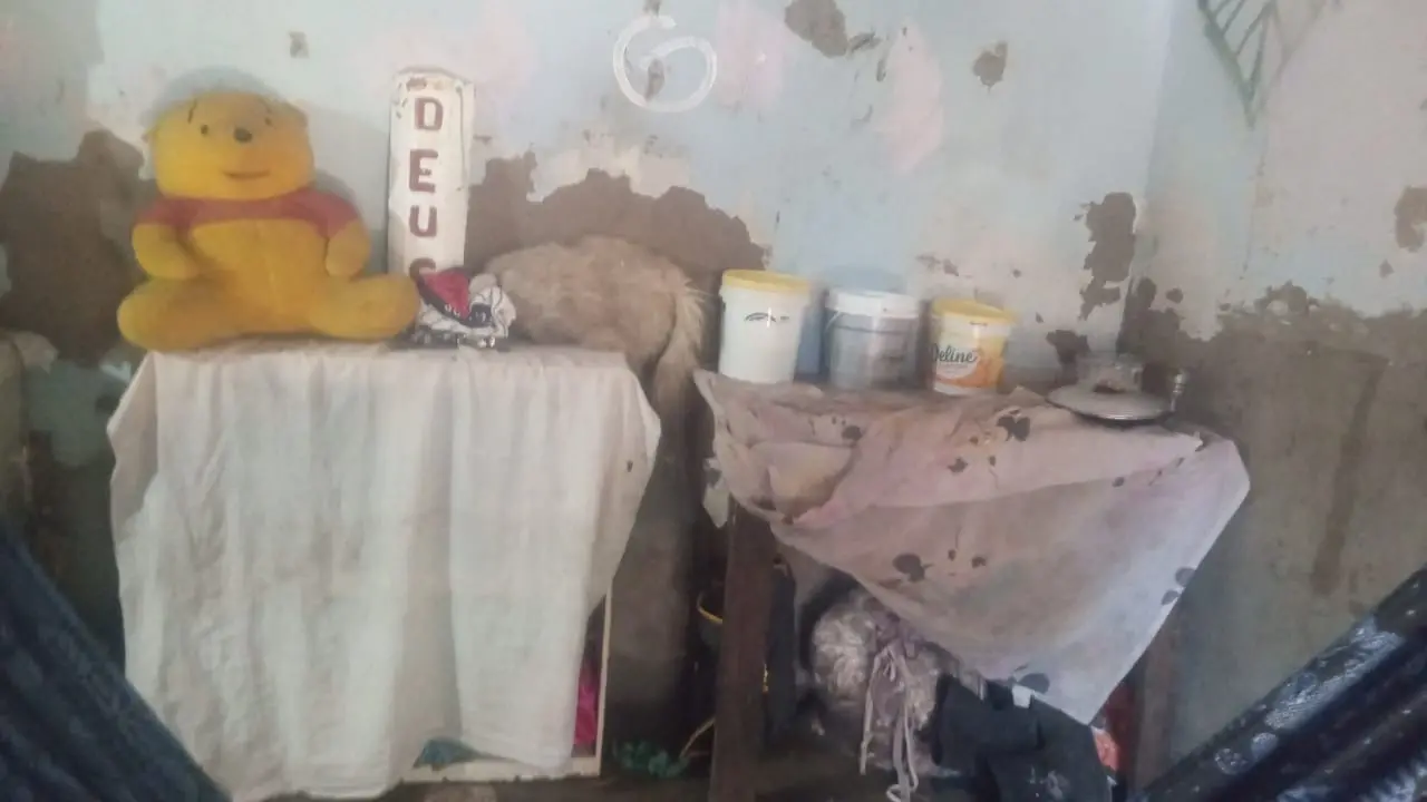 Imagem mostra a casa da personagem, com móveis improvisados e um cenário simples