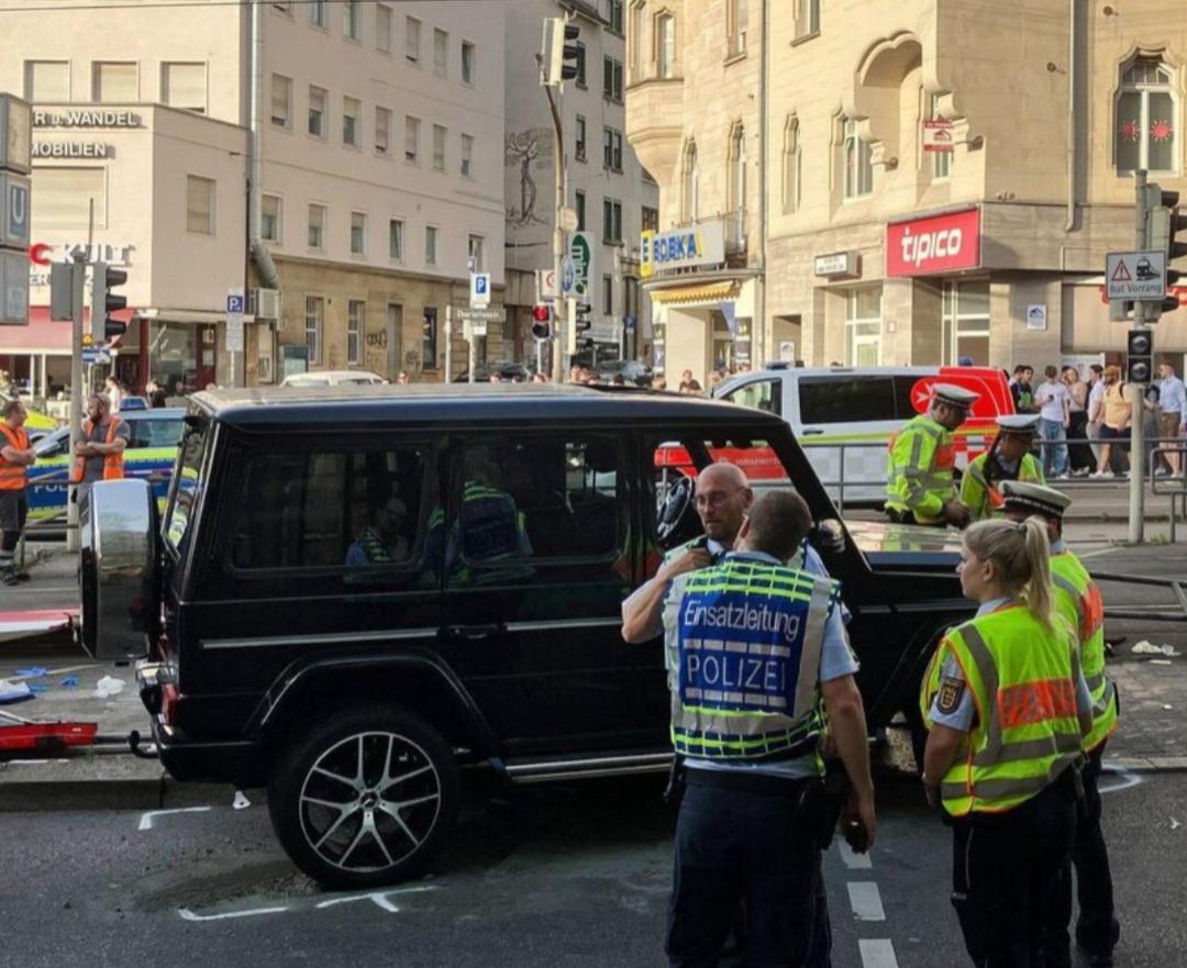 Carro que atingiu as pessoas durante atropelamento parado enquanto agentes de segurança da Alemanha estão ao redor dele