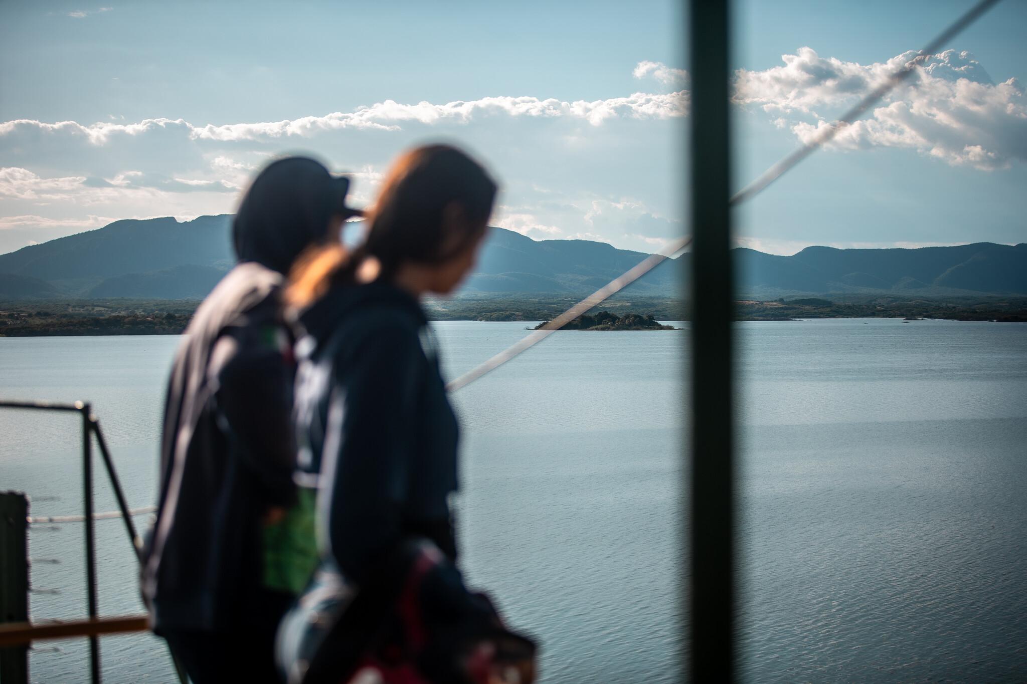 Pessoas olham açude Orós com a capacidade quase completa