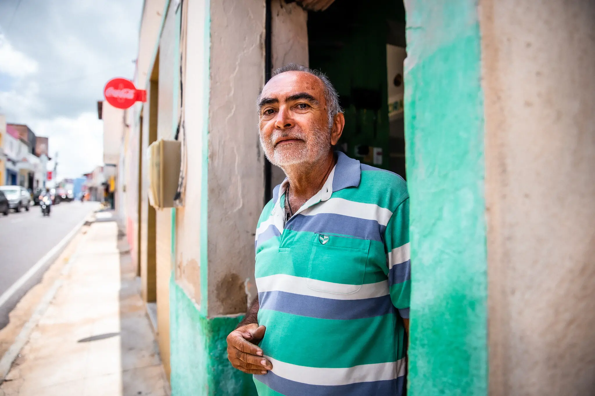 José Henrique Silva, comerciante, de blusa verde com listras brancas e azuis