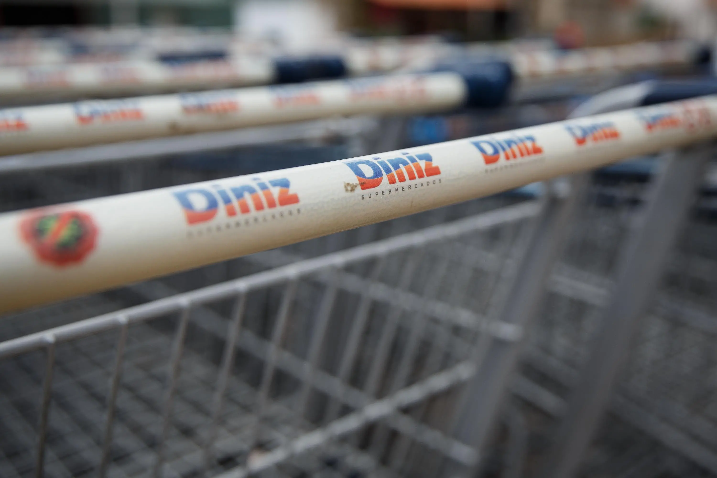 Foto que contém carrinhos de supermercados do Diniz Supermercados