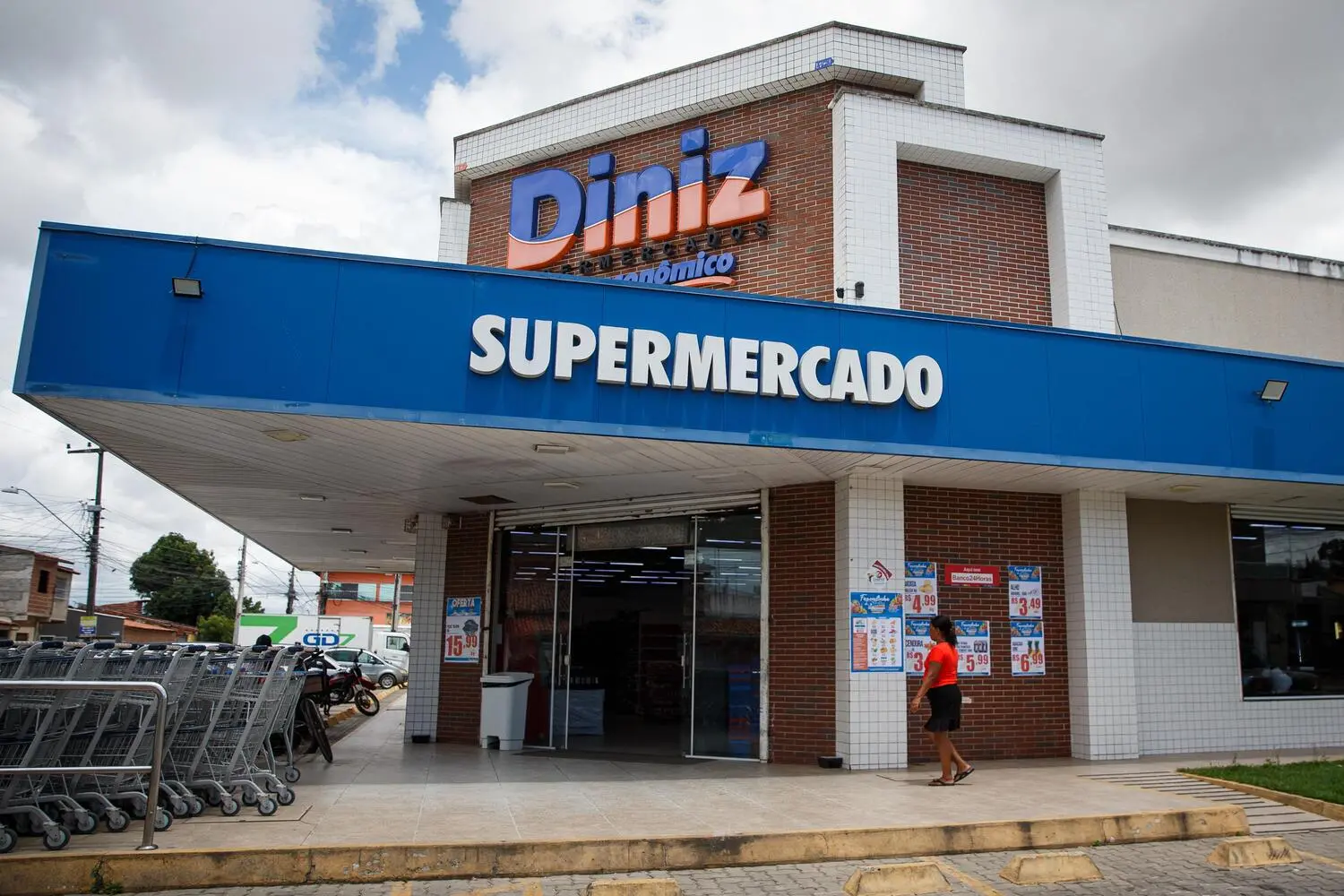 Foto que contém a fachada da antiga loja do Diniz Supermercados em Fortaleza