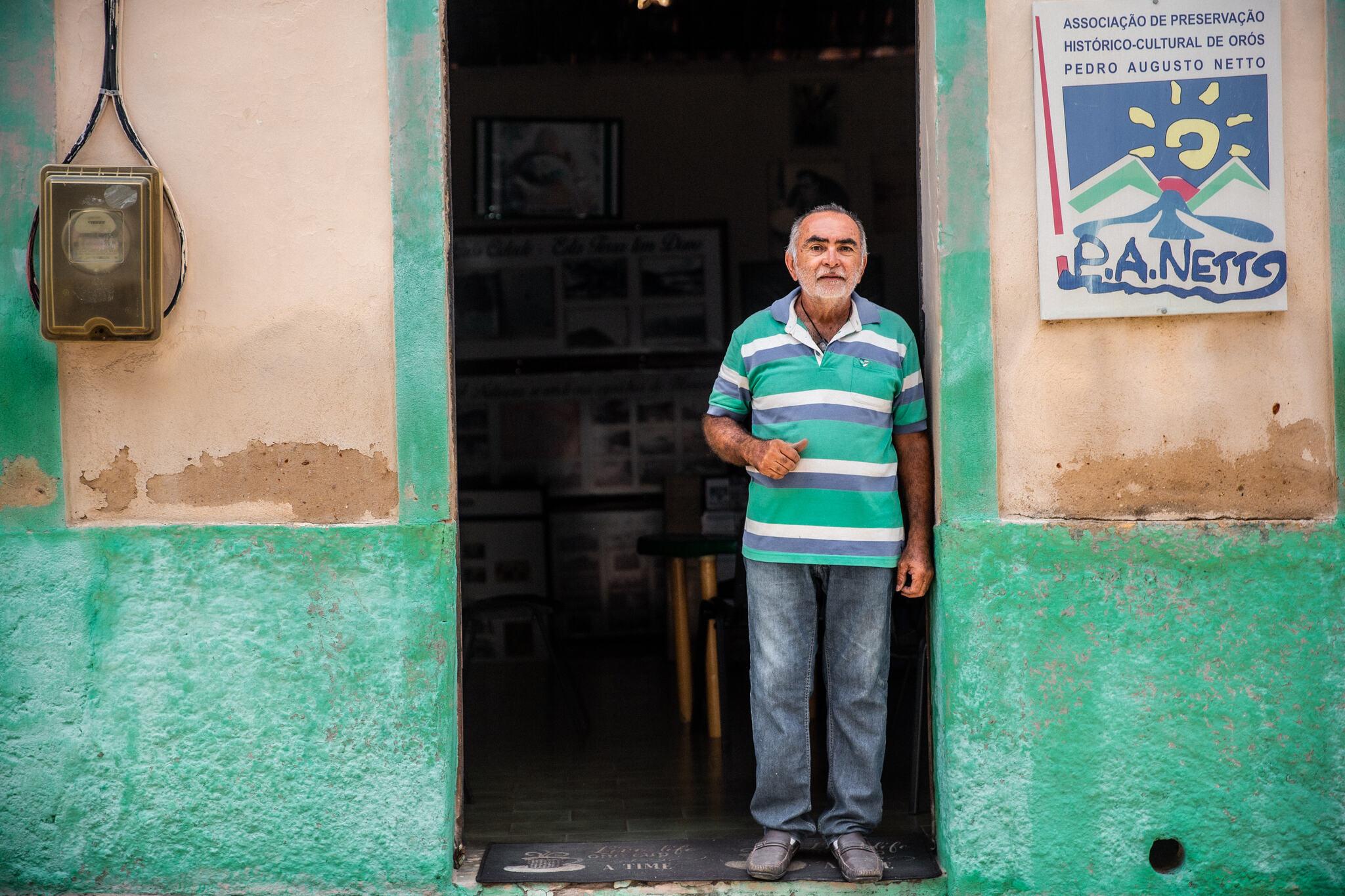 O comerciante José Henrique Silva em pé, na porta da Associação Histórico Cultural Pedro Augusto Netto