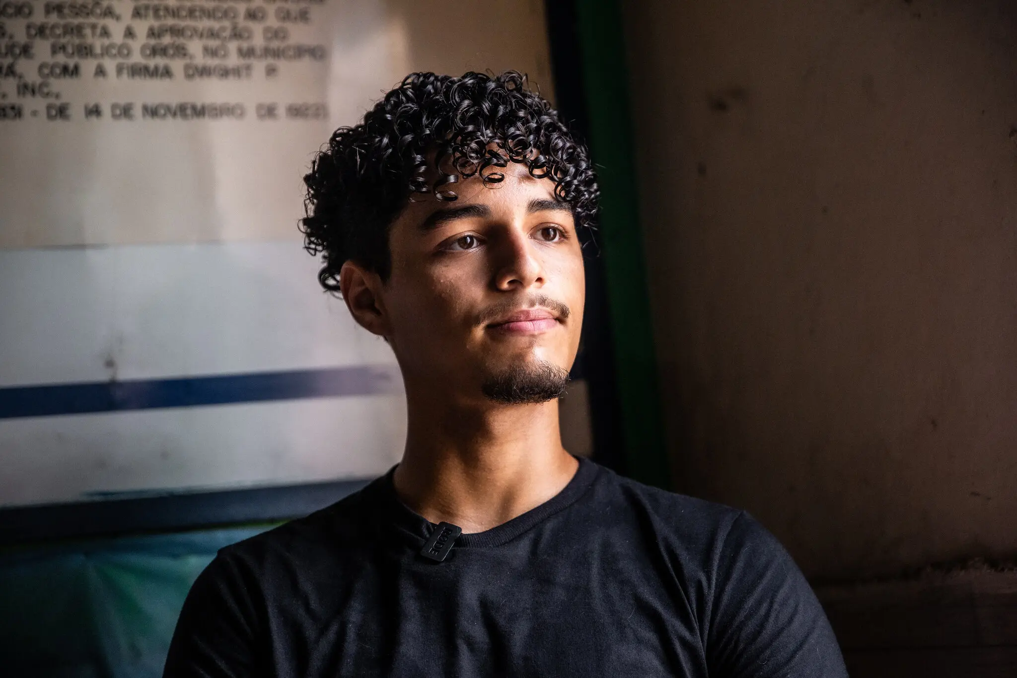 Gabriel Silva falando, concentrado