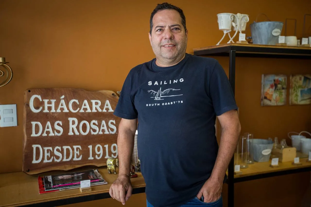 Eduardo Carneiro é dono de floricultura e diz que localização e ponto são os motivos que o fazem ficar na Monsenhor Tabosa