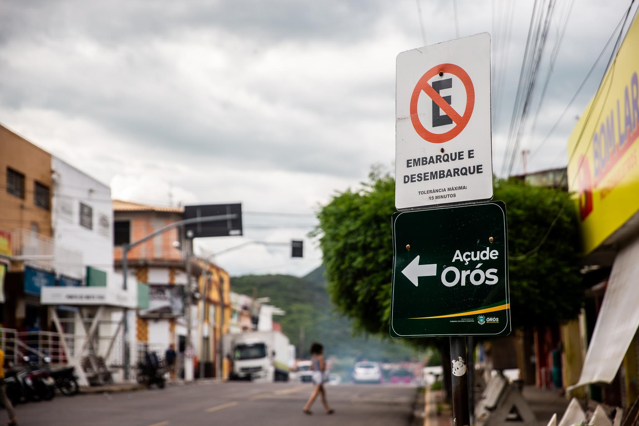 Placa mostrando caminho para açude orós