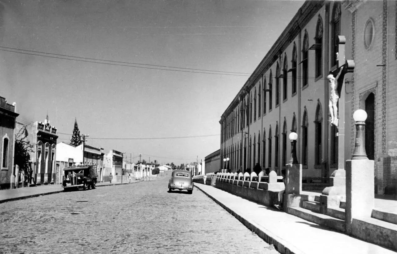 Foto que contém um registro da avenida Monsenhor Tabosa no século XX