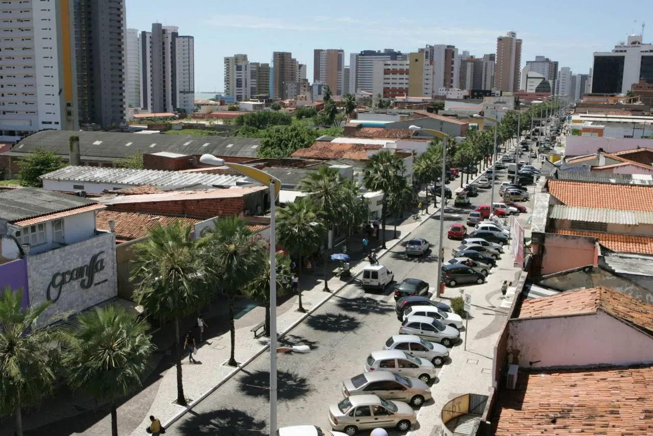 Avenida Monsenhor Tabosa em 2007, com alto fluxo de pessoas e de carros