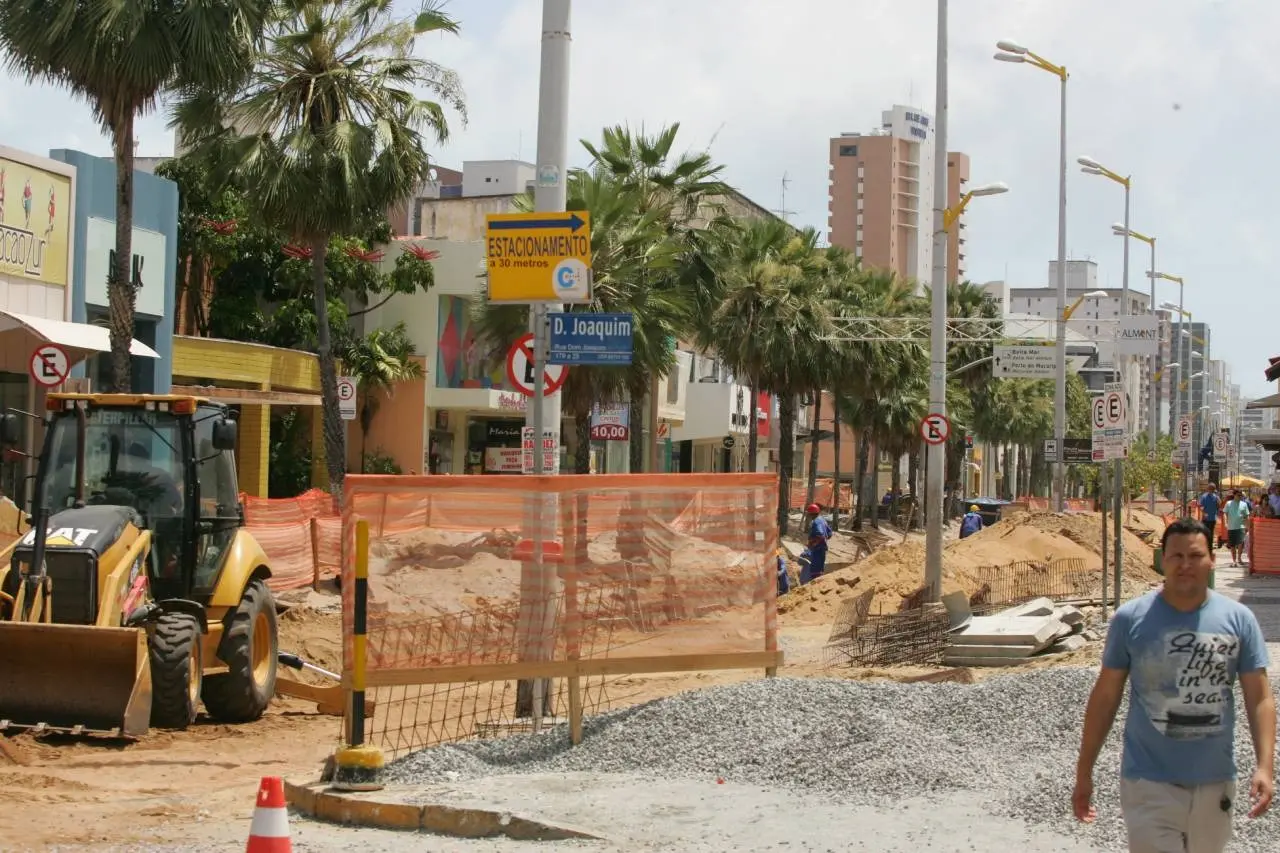 Foto que contém tratores e pedregulhos em meio à obra na avenida Monsenhor Tabosa, em 2013