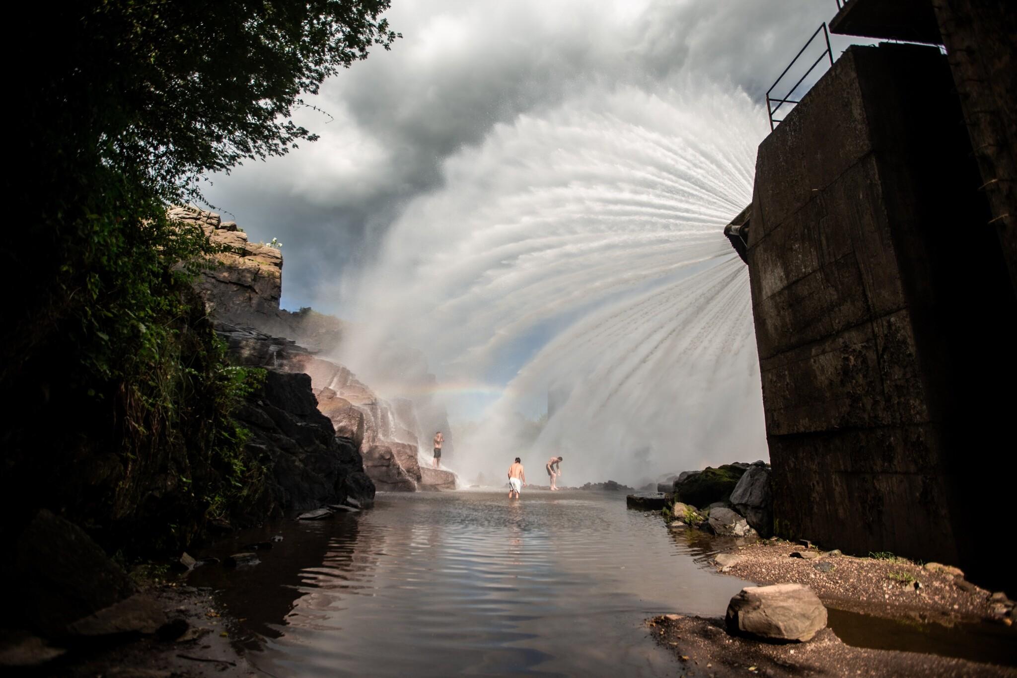 Pessoas tomando banho na área da válvula dispersora do Orós