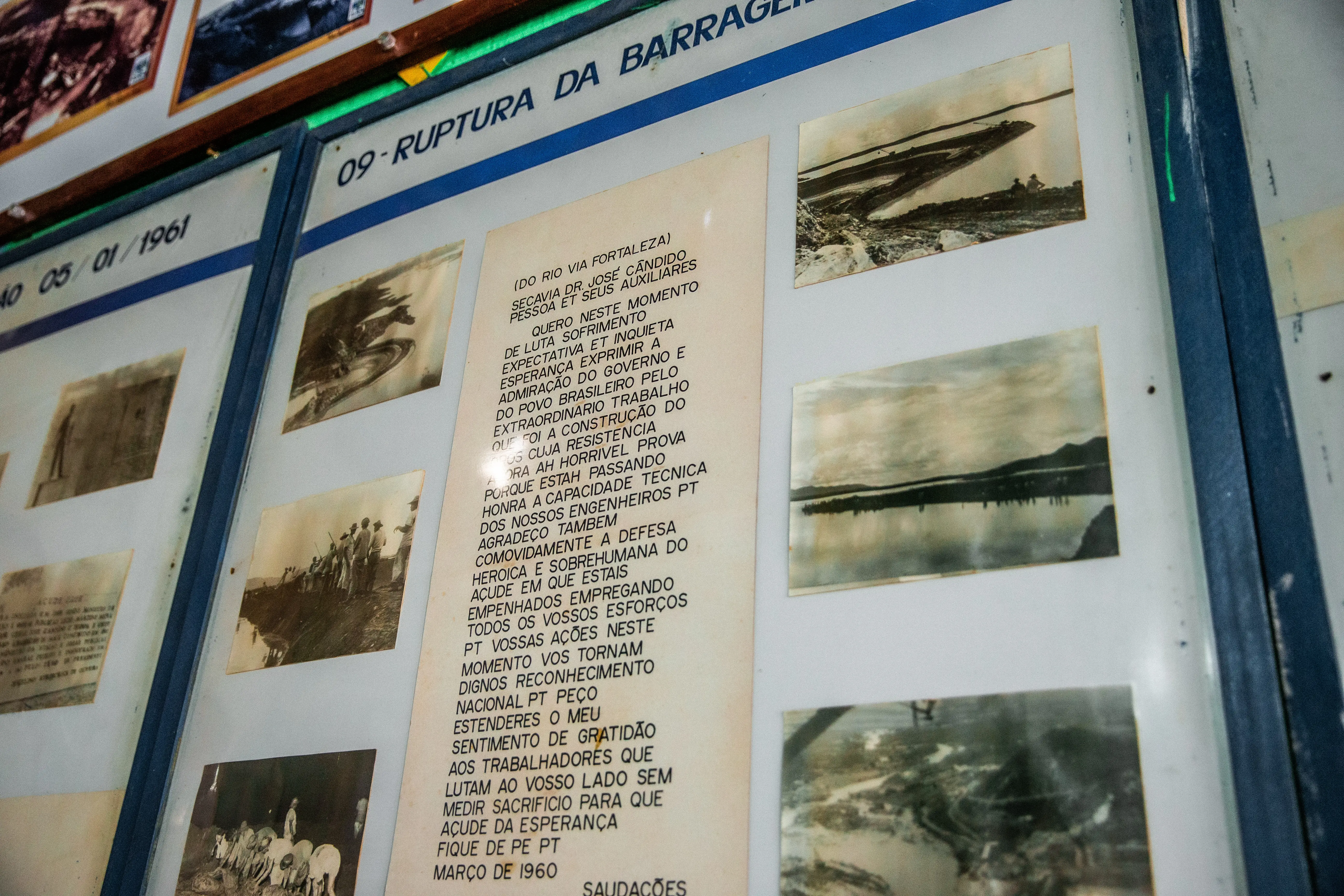 Painel com imagens do arrombamento do Orós