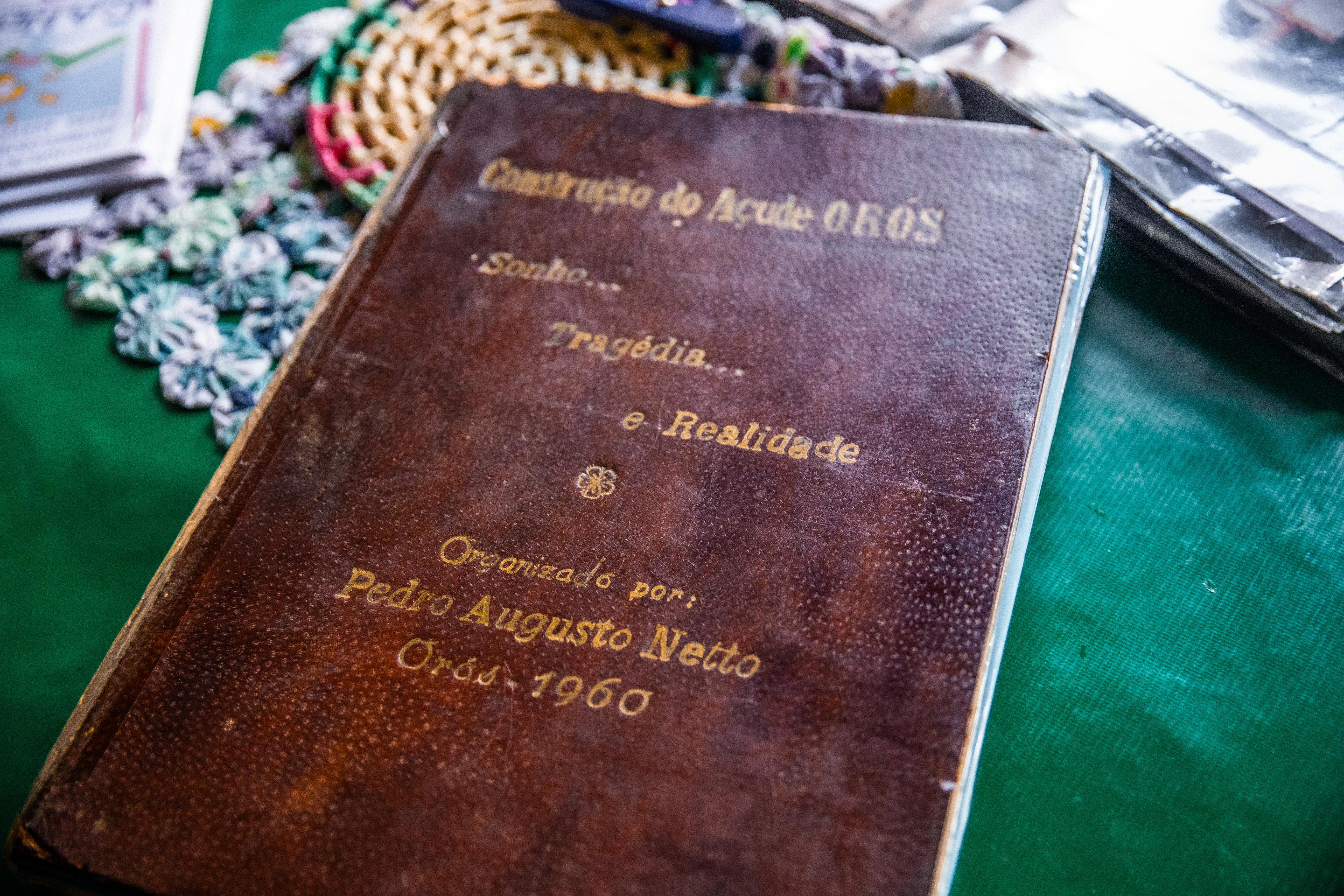 Livro de capa dura que reúne informações sobre a história do açude Orós