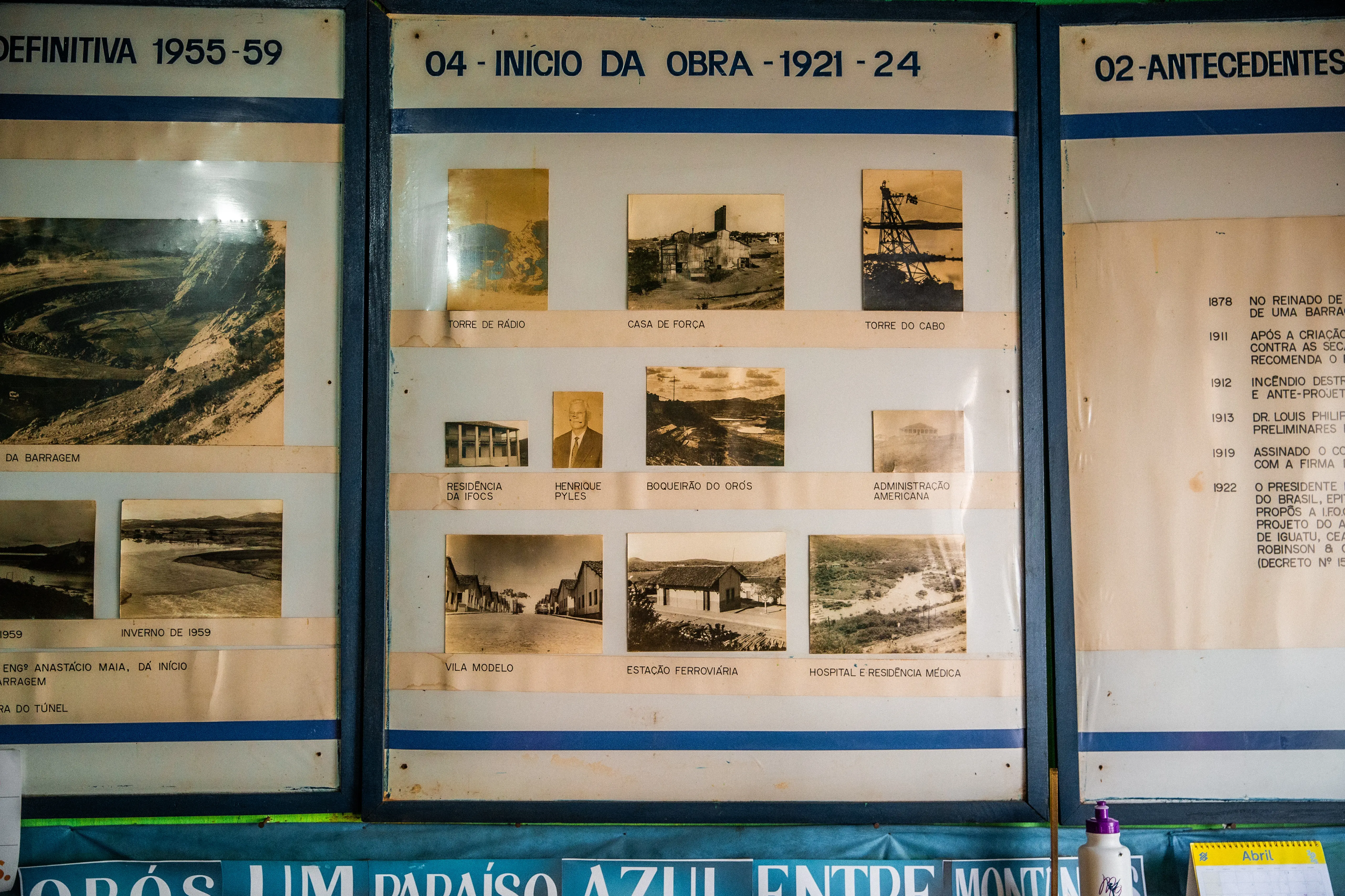 painel com fotos do início das obras do Orós