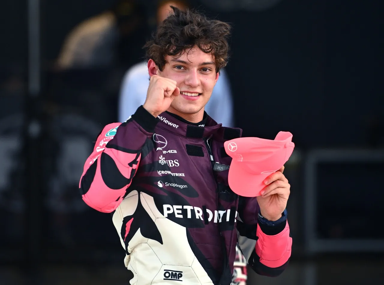 O italiano Kimi Antonelli comemora sua pole position
