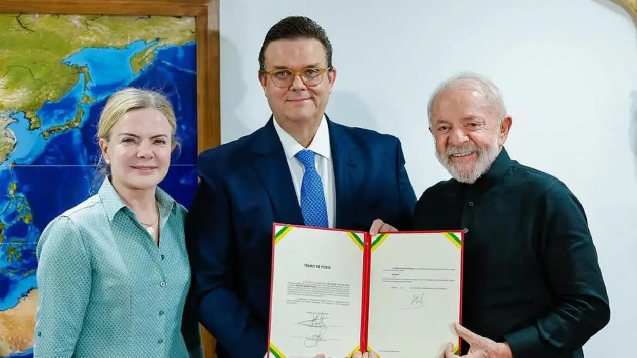 Lula e Gleisi com o nome ministro da previdência