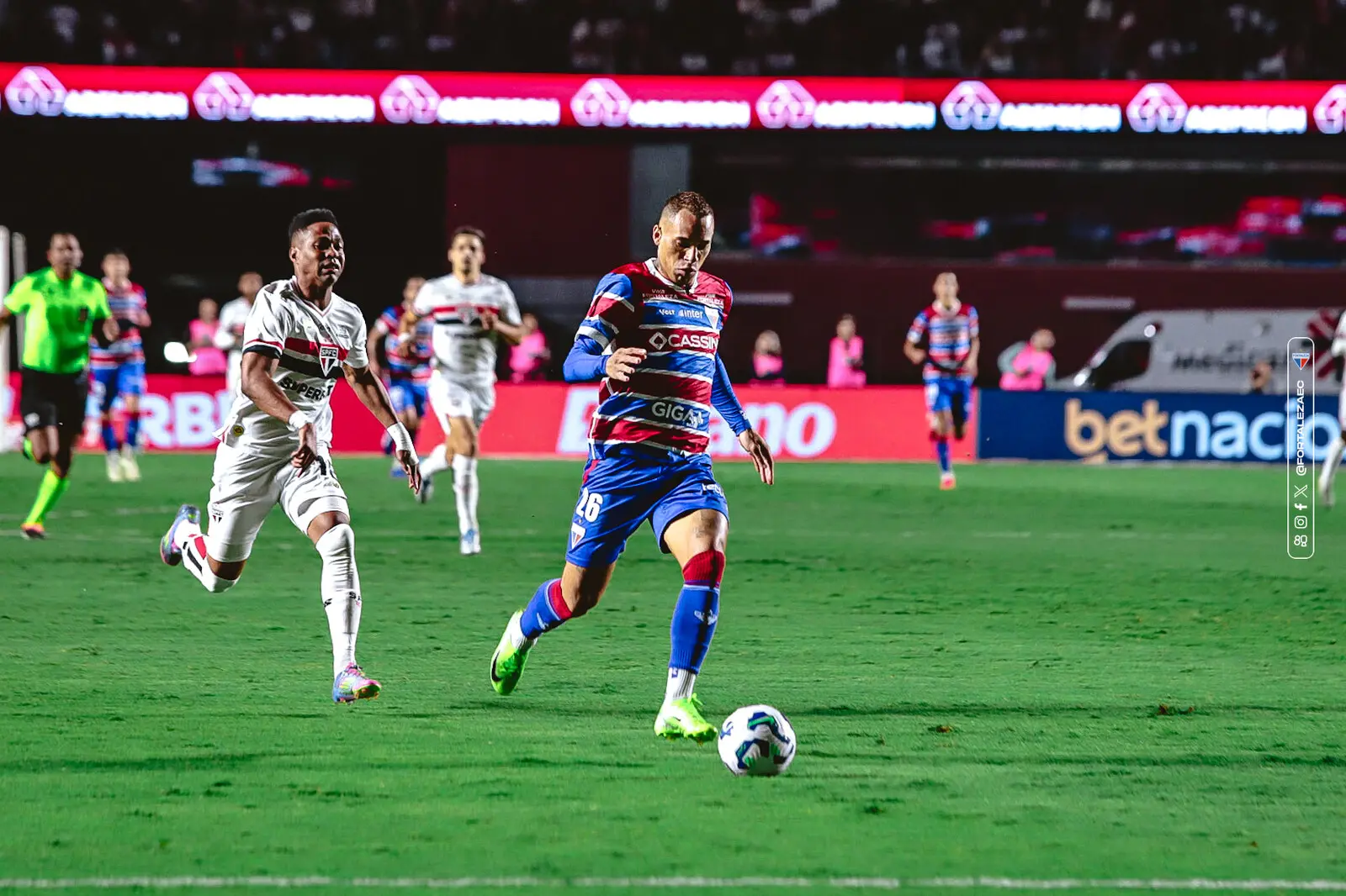 Atletas de São Paulo e Fortaleza disputam bola