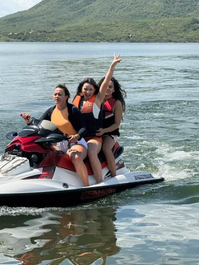 Naftaly Ferroli e as amigas