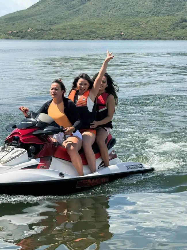 Naftaly Ferroli e as amigas