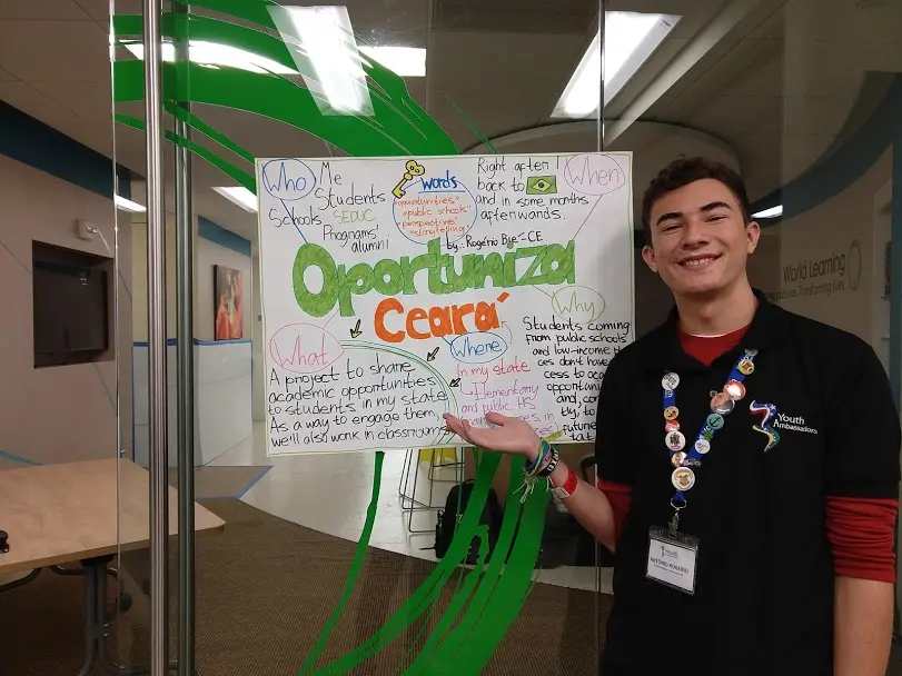 Na imagem, aparece um cenário com neve e o jovem segura uma bandeira do Ceará