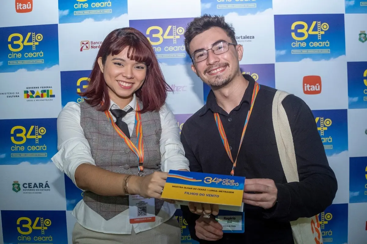 Bié e uma moça de cabelo vermelho na foto de divulgação do documentário