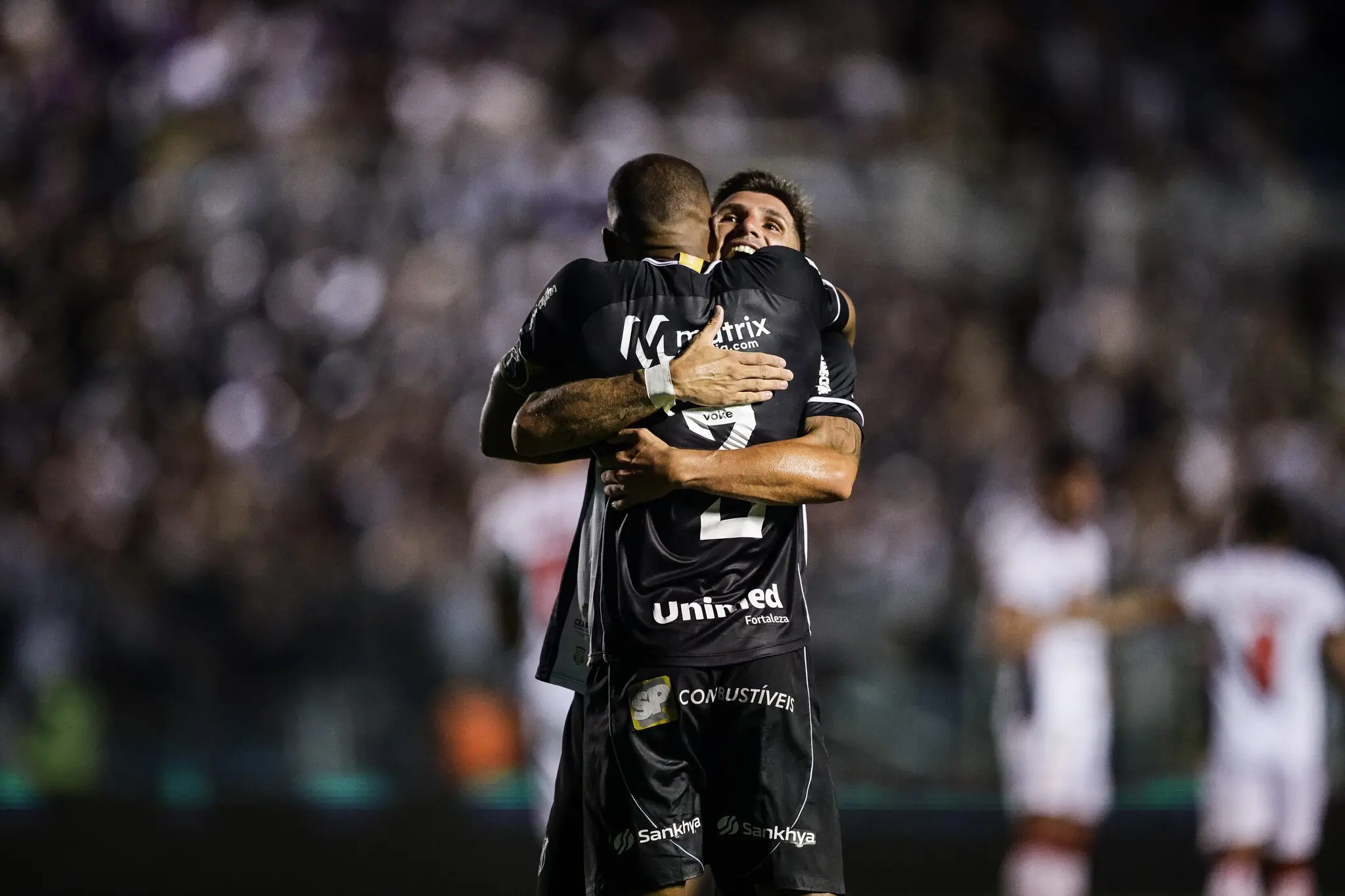 Foto de Marllon e Mugni, em partida Ceará x Vitória.