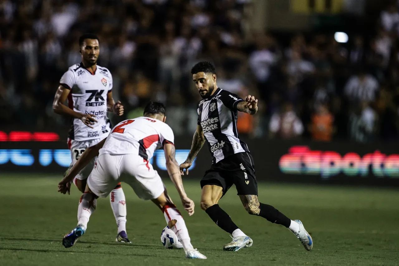 O primeiro tempo de Ceará e Vitória foi disputado, mas com poucas chances