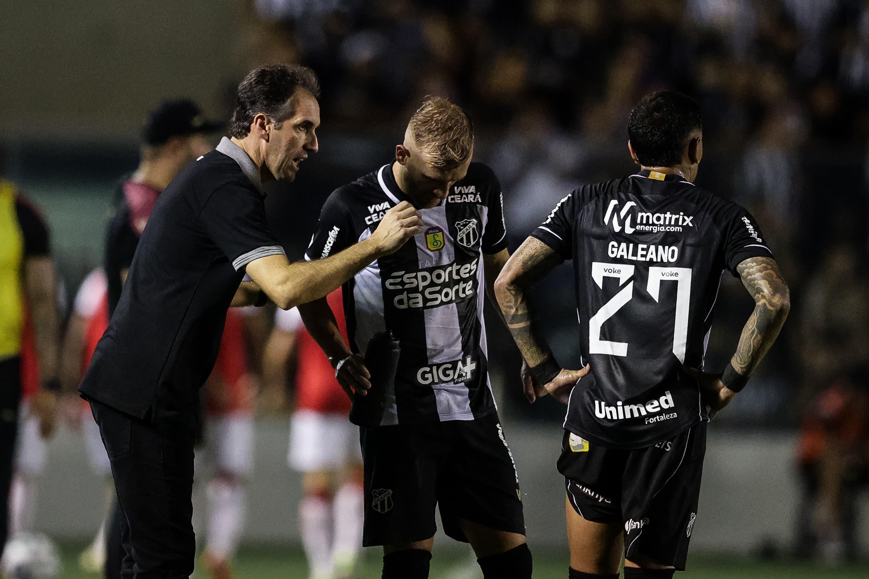 Léo Condé em ação no comando do Ceará contra o Vitória-BA