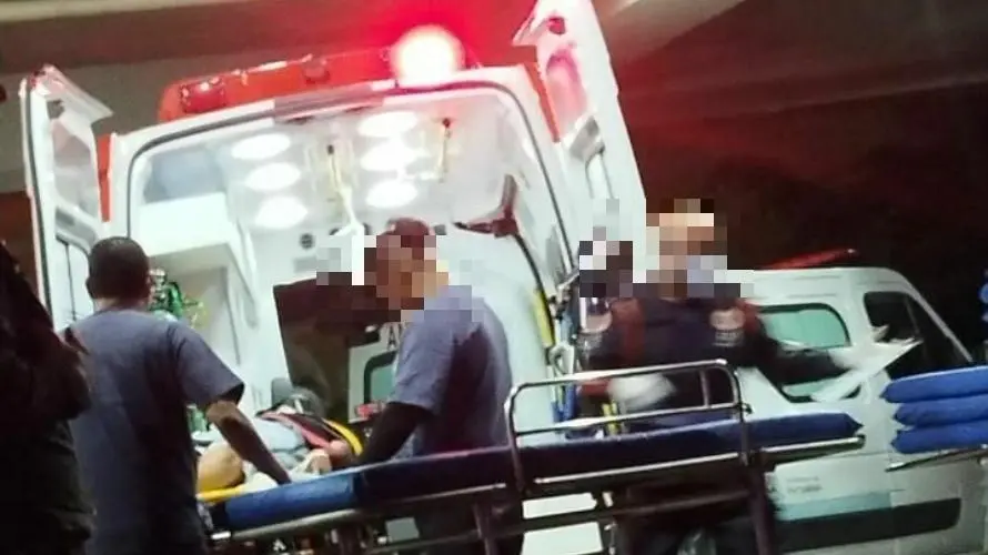 Feridos em tentativa de chacina são levados em ambulâncias para unidades de saúde