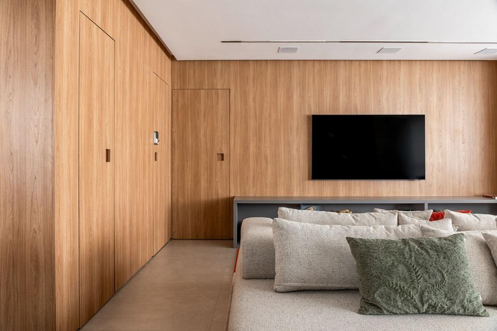 Na imagem, exemplo de porta mimetizada do projeto da arquiteta Gabriela Prado