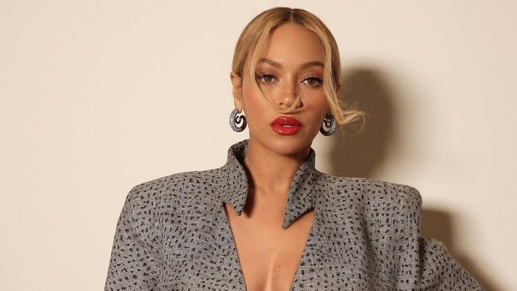 Beyoncé posando com roupas cinzas. show da cantora é pedido por fãs em redes sociais
