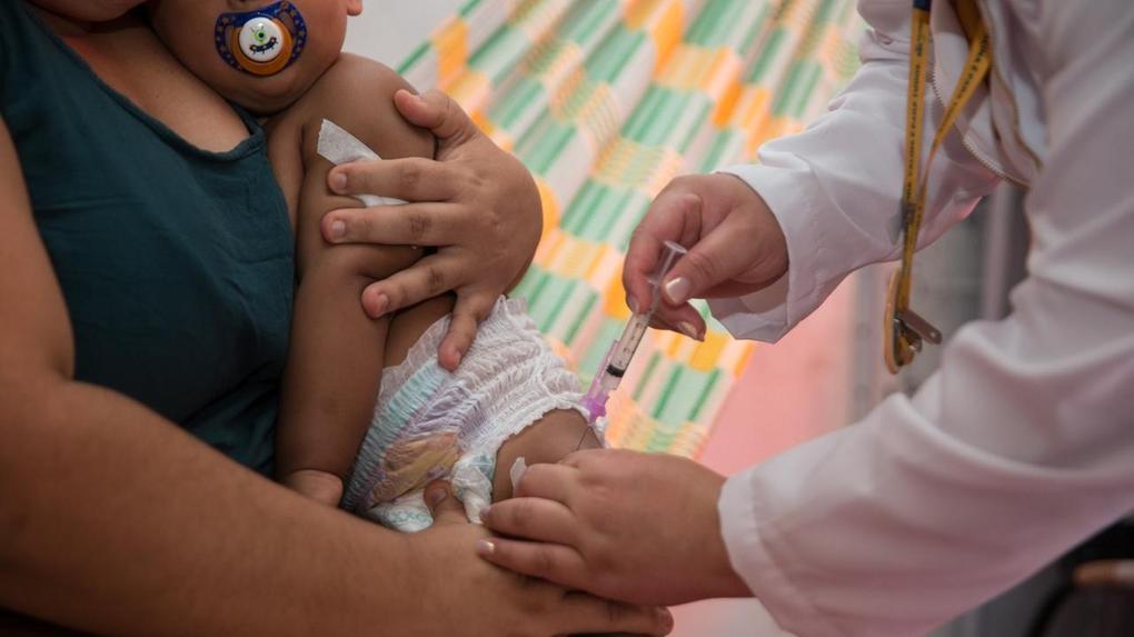 Bebê sendo vacinado como grupo prioritário para vacinação contra influenza, gripe