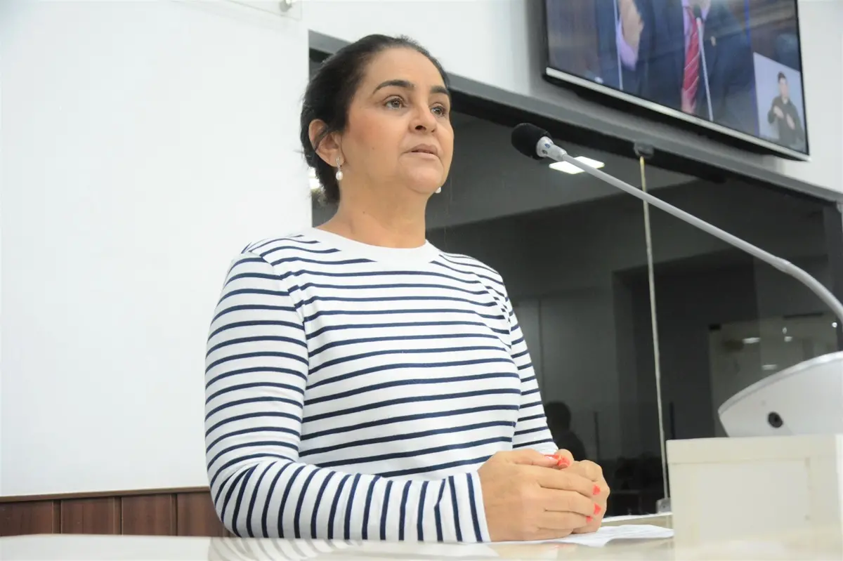 Kátia Rodrigues vereadora na tribuna da Câmara