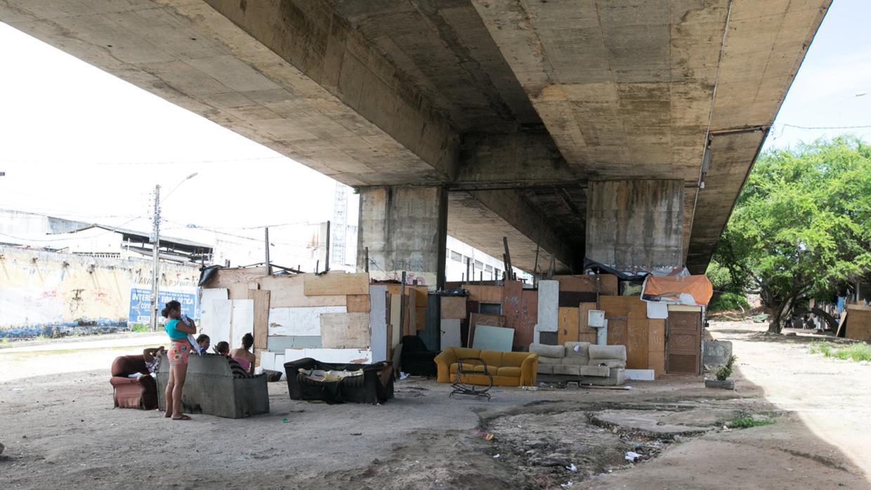 Imagem de família embaixo de viaduto