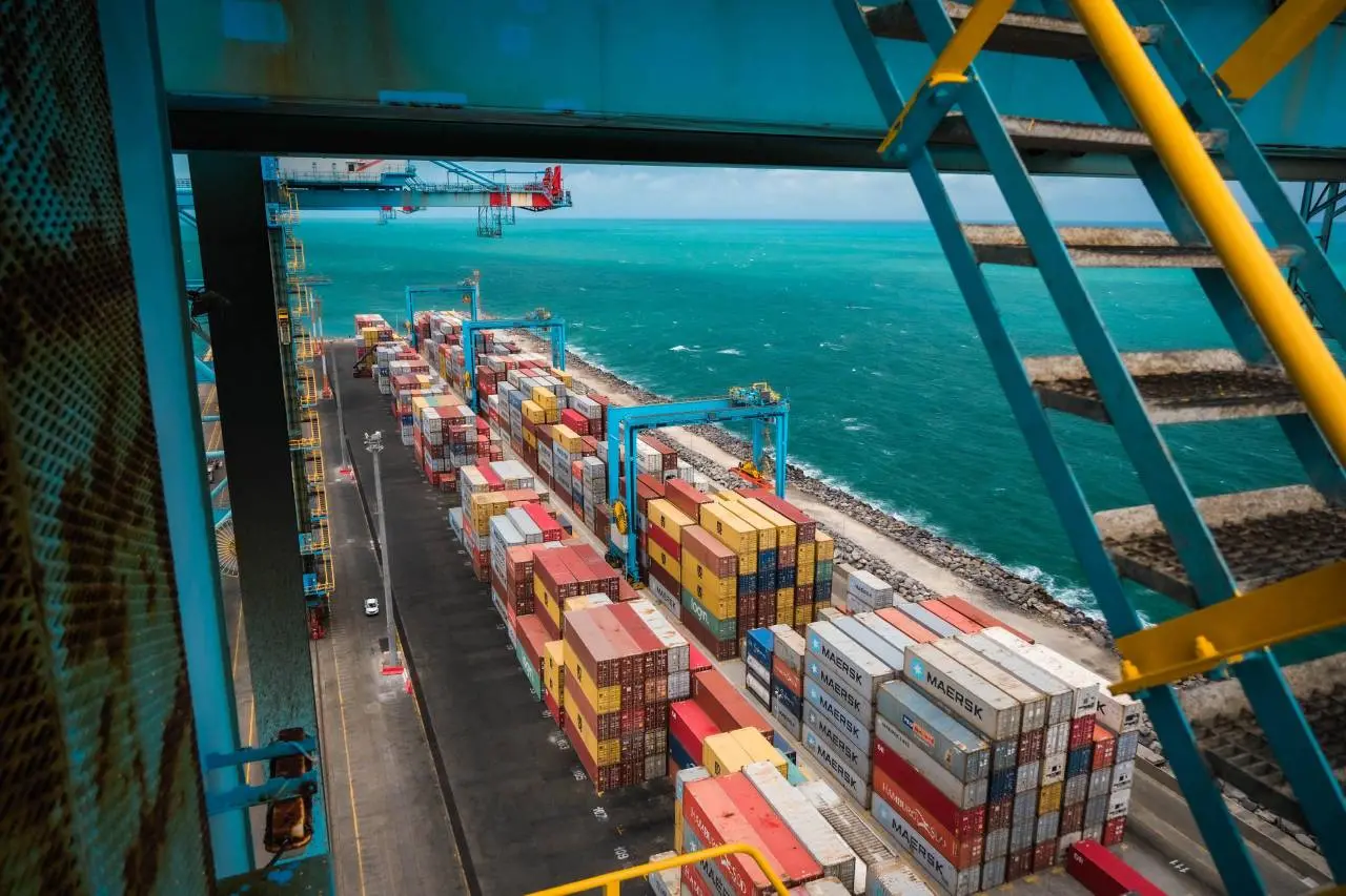 Pier do Porto do Pecém lotado de contêineres