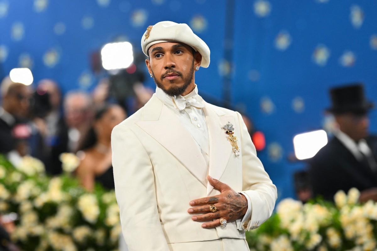 foto do piloto Lewis Hamilton no tapete vermelho do Met Gala 2025