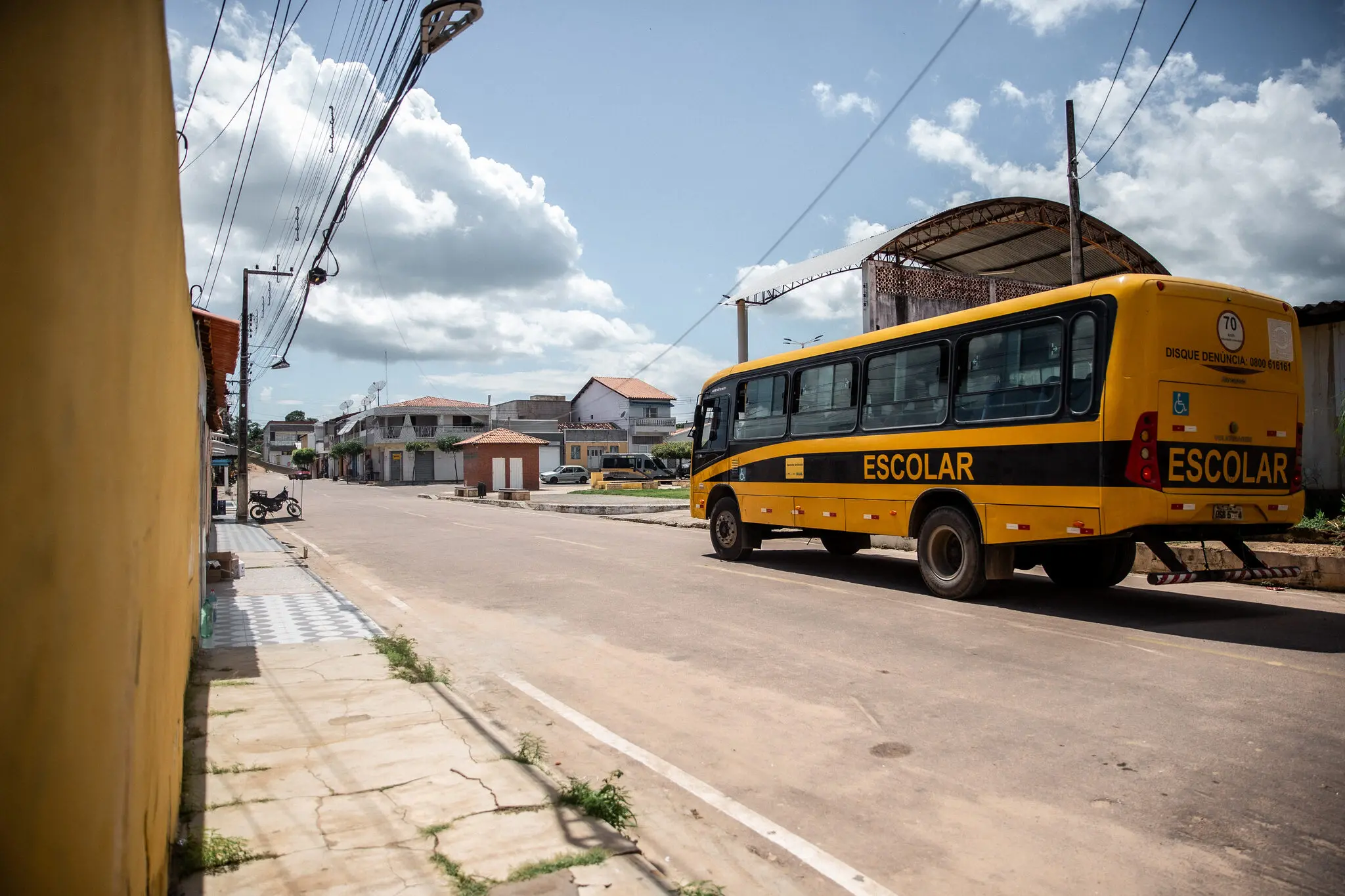 Ônibus escolas em rua de Guassussê, distrito de Orós