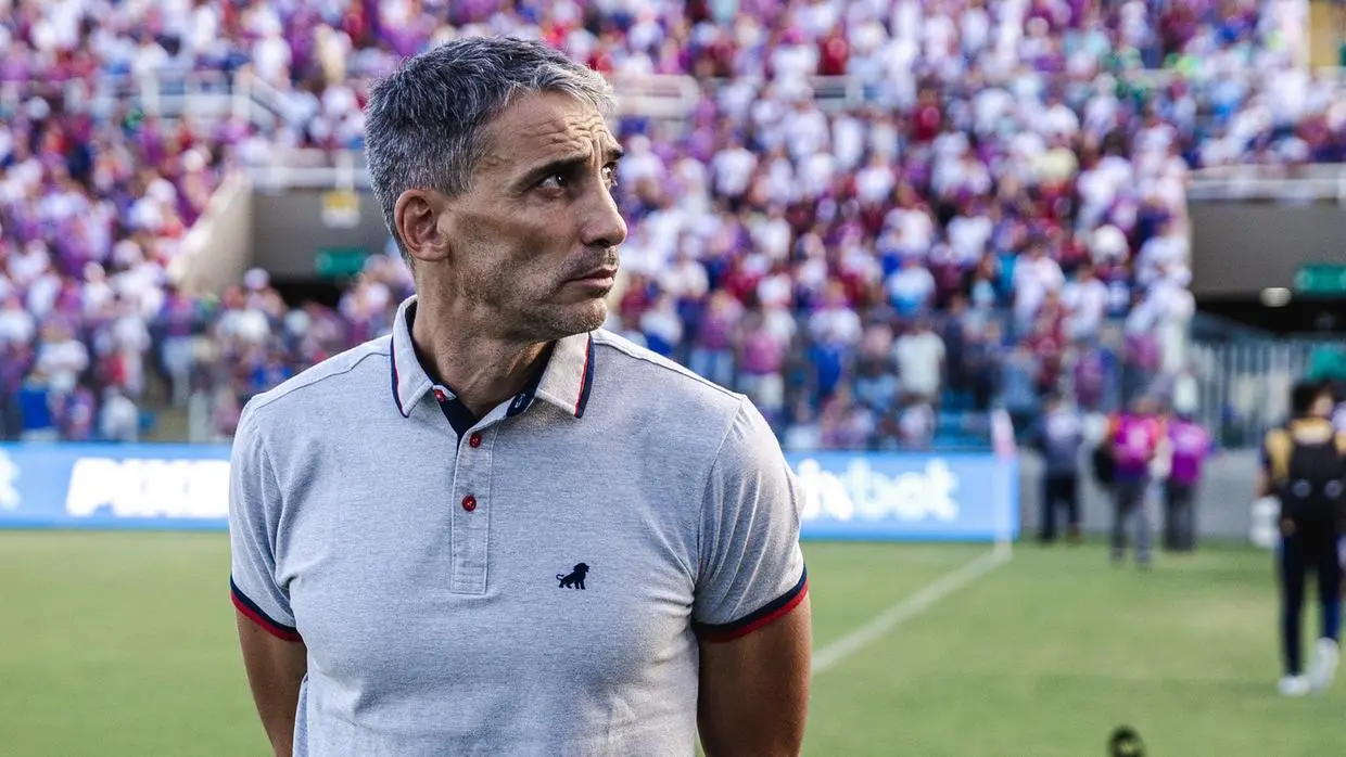 Foto de Vojvoda, treinador do Fortaleza.