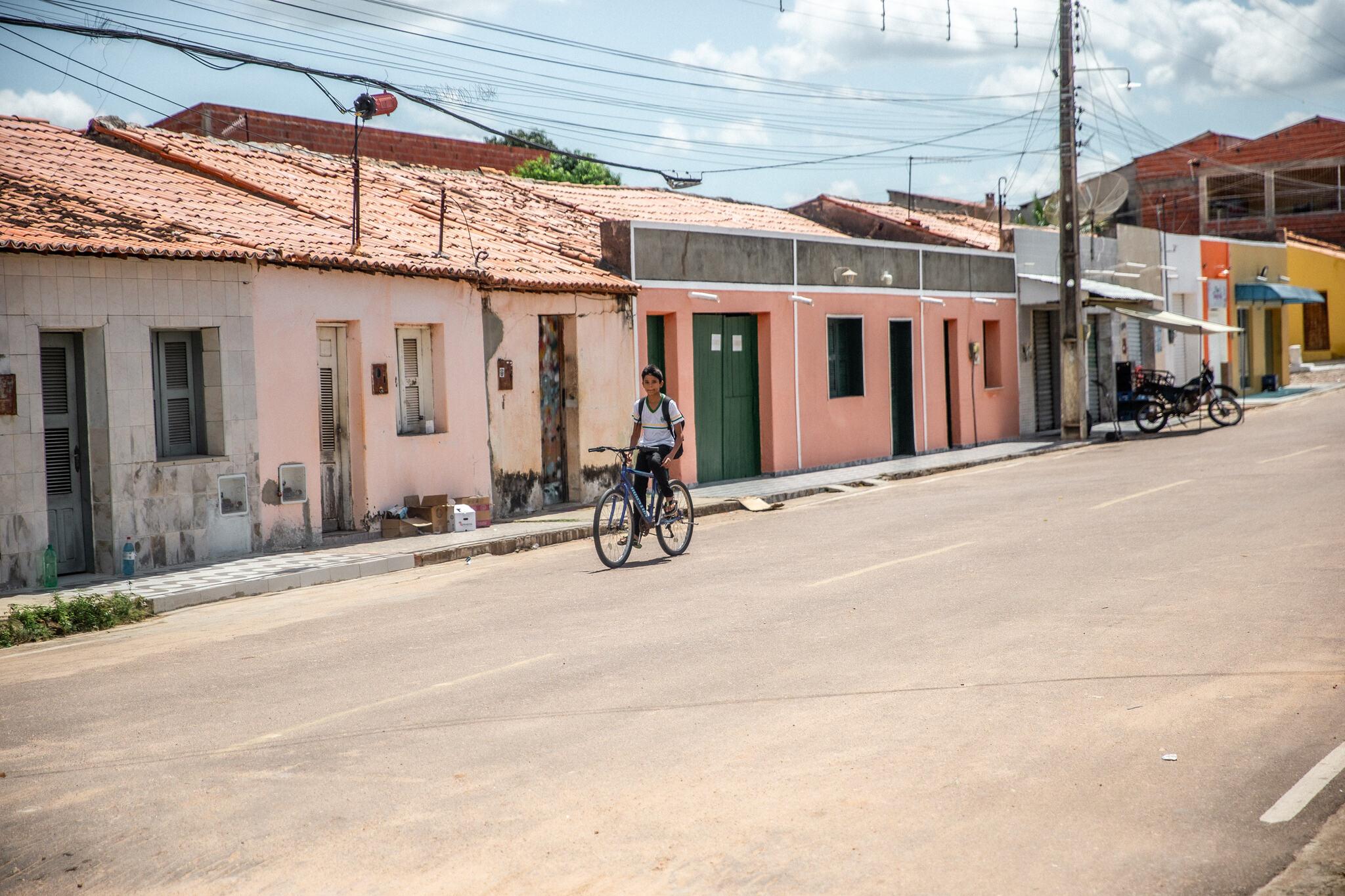 Casas em rua de Guassussê, distrito de Orós
