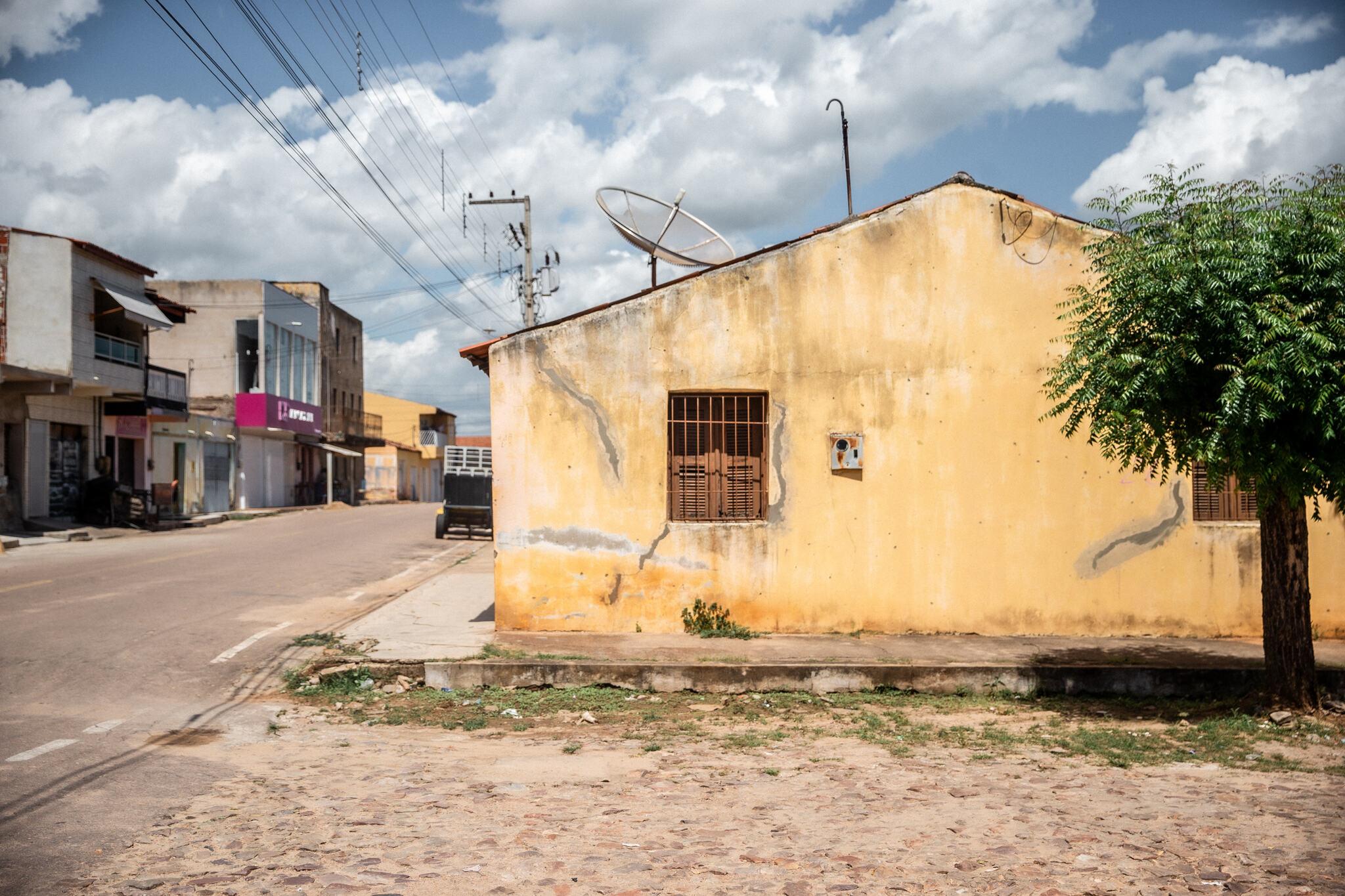 Casa em rua de Guassussê, distrito de Orós