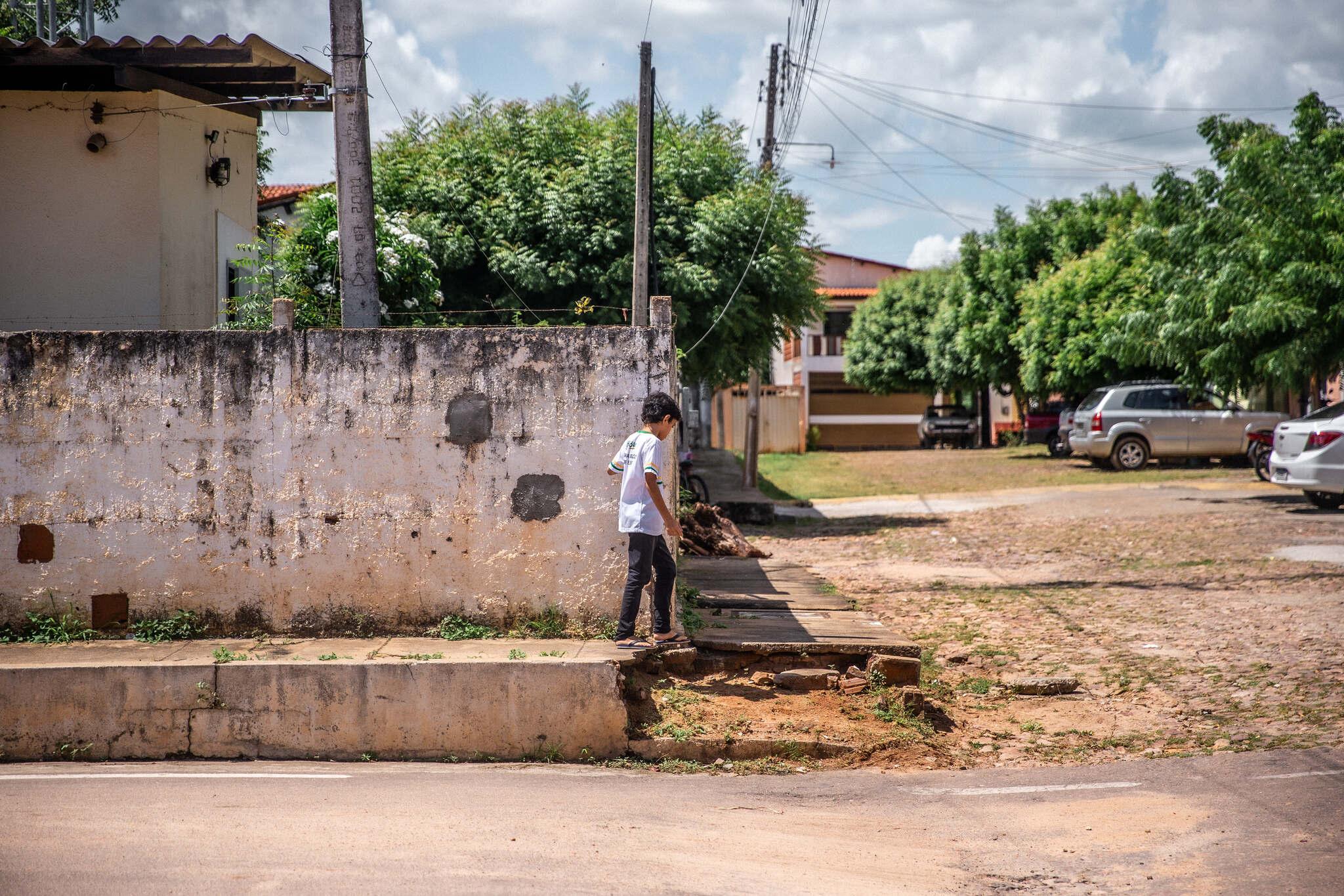 menino caminhando em rua de Guassussê, distrito de Orós