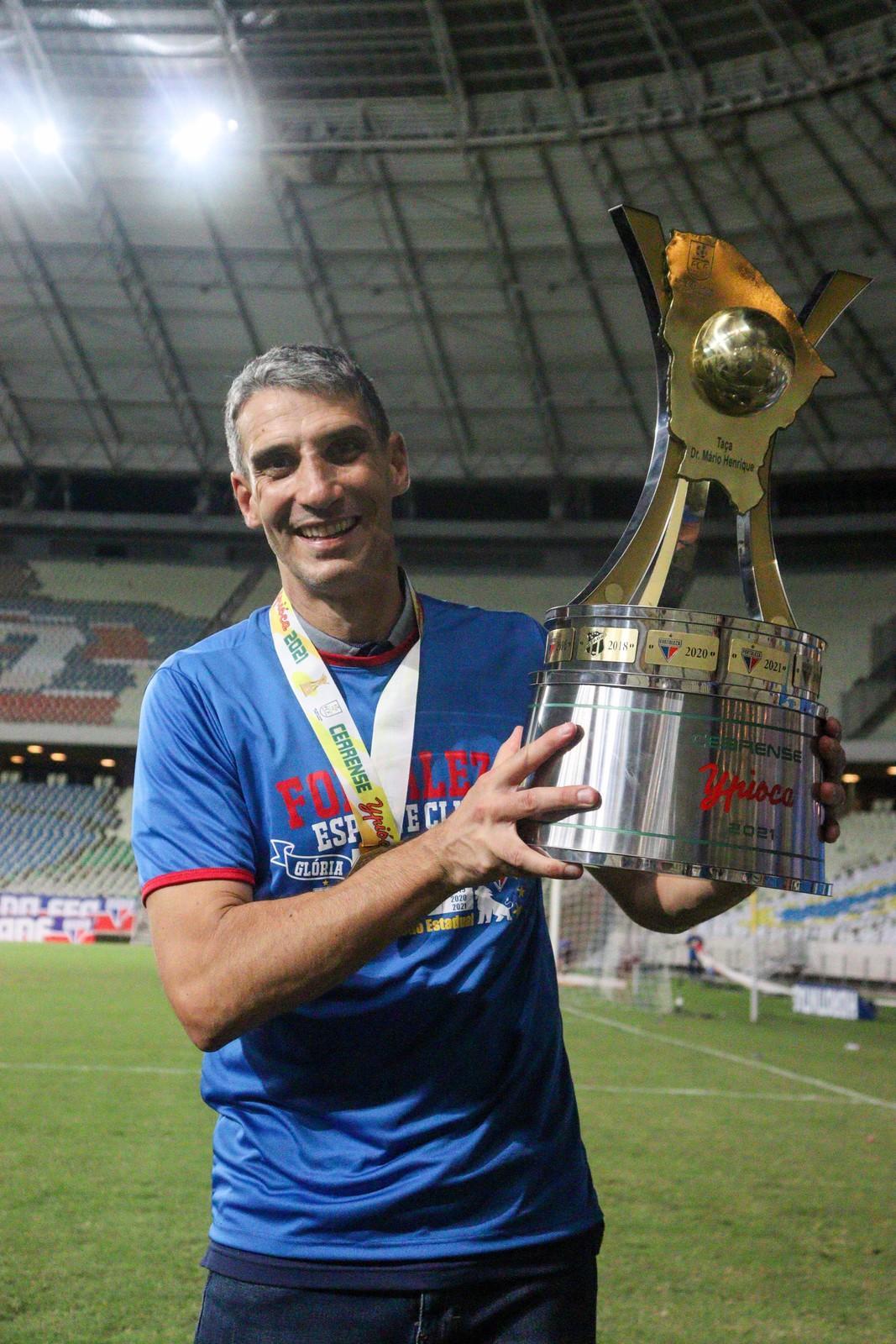 Foto de Vojvoda com a taça de Campeão Cearense