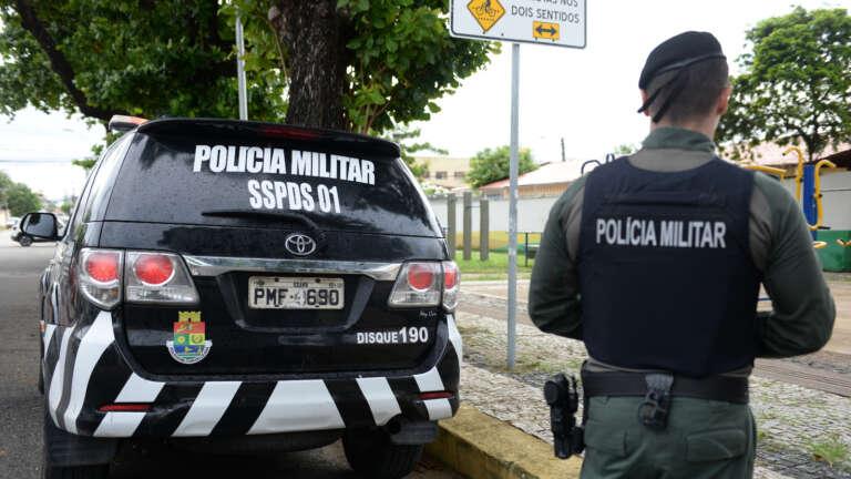 foto de viatura da Polícia Militar do Ceará, que busca suspeitos de envolvimento em ataque contra advogado em Fortaleza