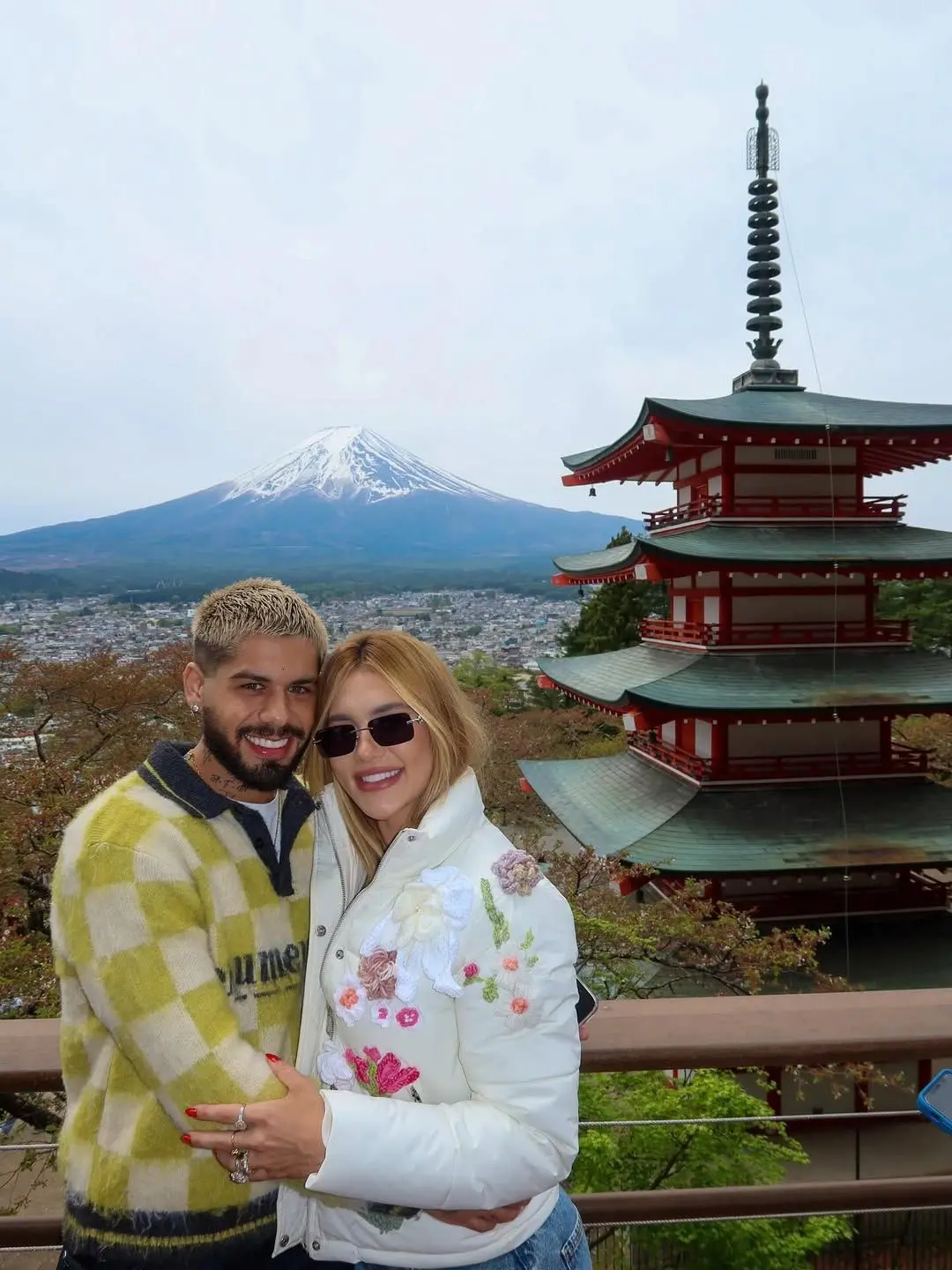 foto de Virgínia e Zé Felipe ao lado de templo japonês