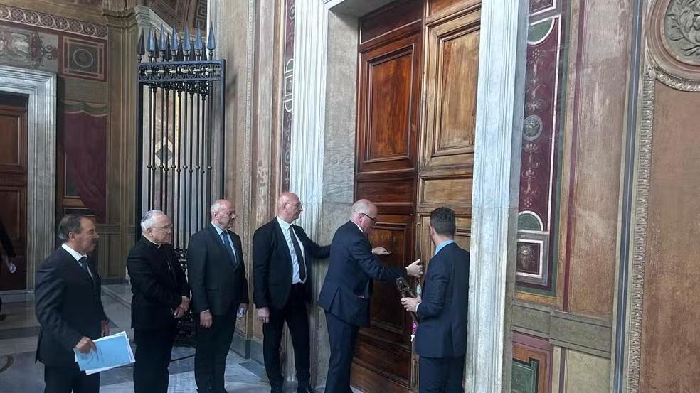 Na imagem uma comissão de funcionários do Vaticano visitiou locais para garantir o total isolamento dos cardeais