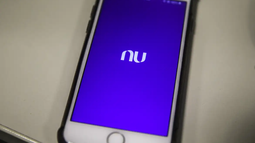 Imagem da logomarca do Nubakn em um celular