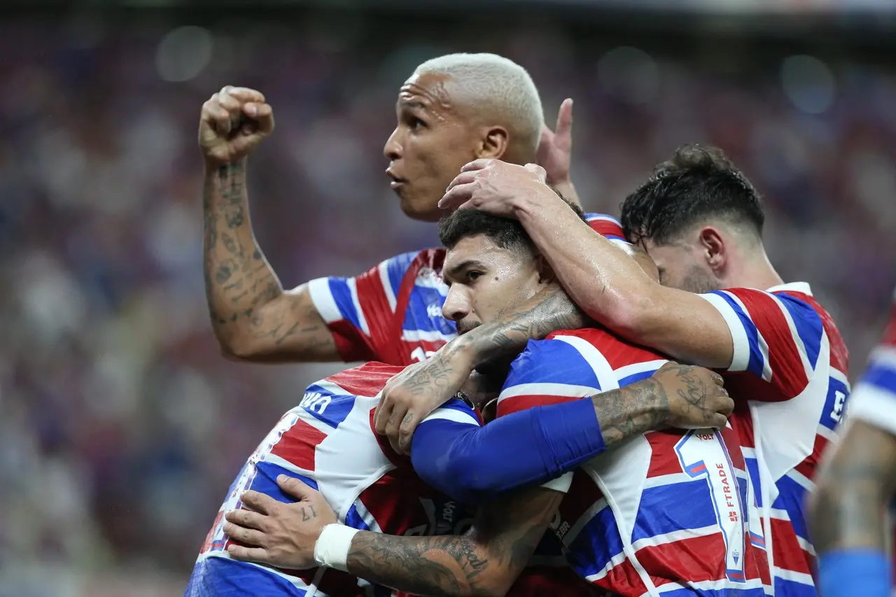 Elenco do Fortaleza comemora um gol