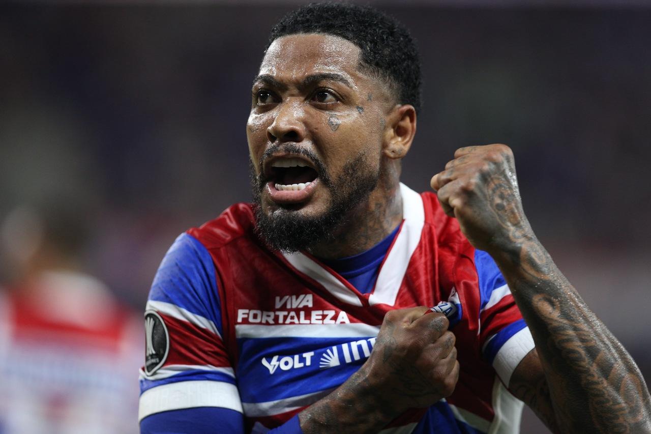 Marinho comemora gol pelo Fortaleza
