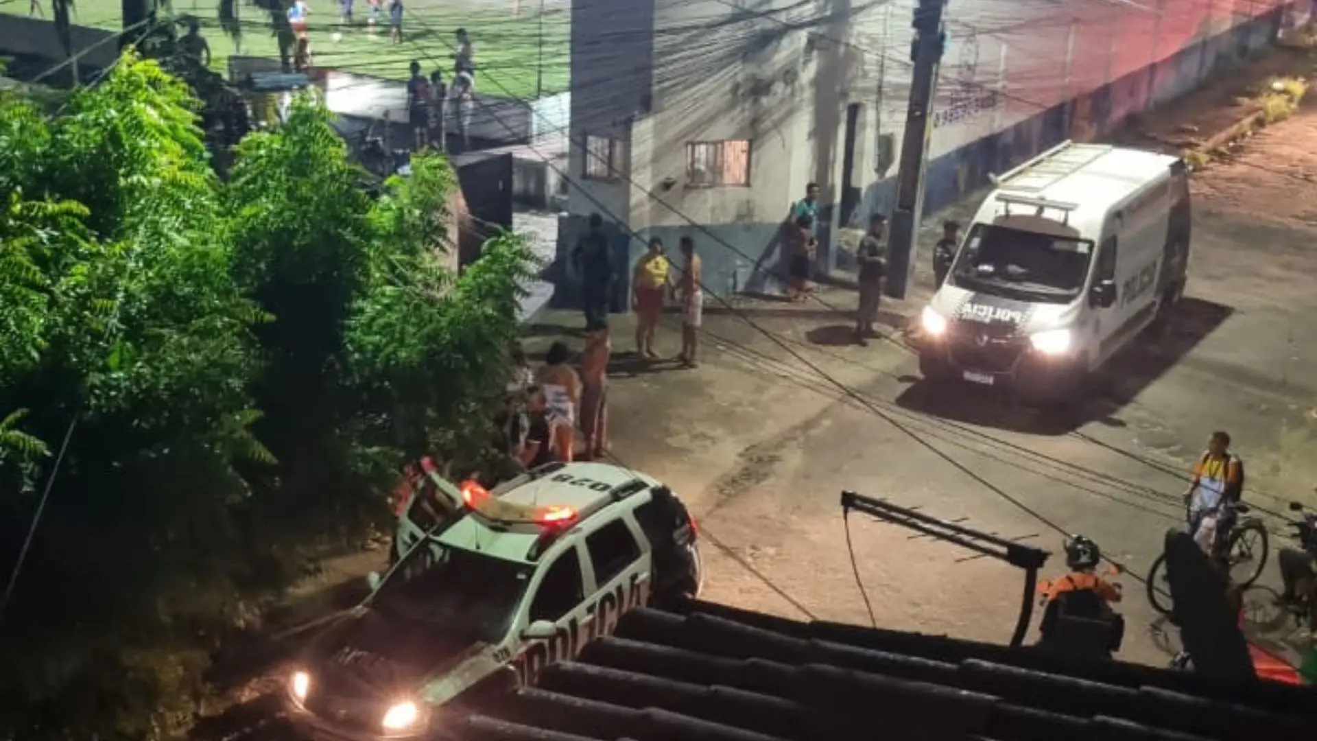 imagem mostrando fachada de campo de futebol society onde ocorreu chacina, em fortaleza